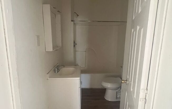 2 beds, 1 bath, $900