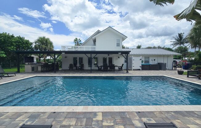 SEASONAL RENTAL - Luxury by the Beach!
