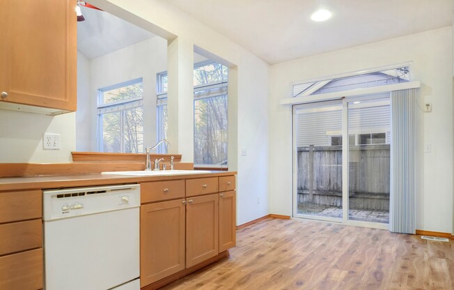 Inviting 3-Bedroom Home with Open Den in Red Oaks
