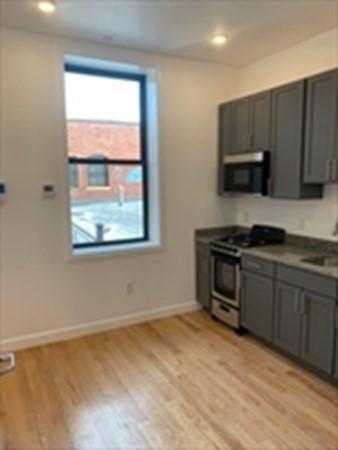 Studio, 1 bath, 425 sqft, $1,595, Unit 302