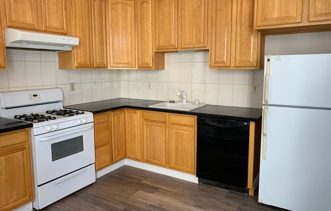 2 beds, 1 bath, $4,150, Unit 1644