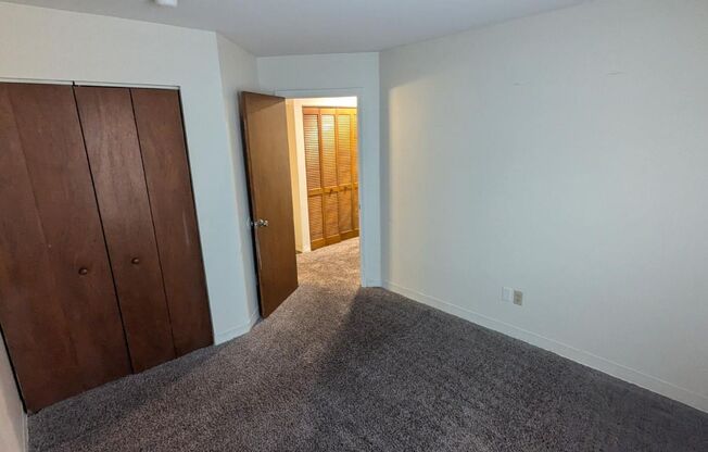 3 beds, 1 bath, $1,300, Unit 1135-102