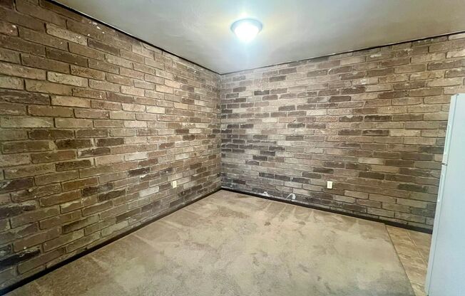 Charming One Bedroom Apartment! Lots of Natural Lighting throughout! Call Today!