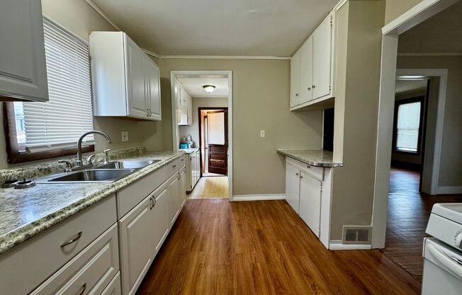 2 beds, 1 bath, $1,200, Unit 237 West Ave Down Apt