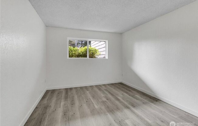 3 Bed 2 Bathroom Edmonds Condo!