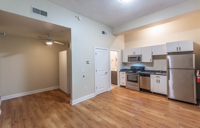 Studio, 1 bath, 328 sqft, $1,299, Unit 305