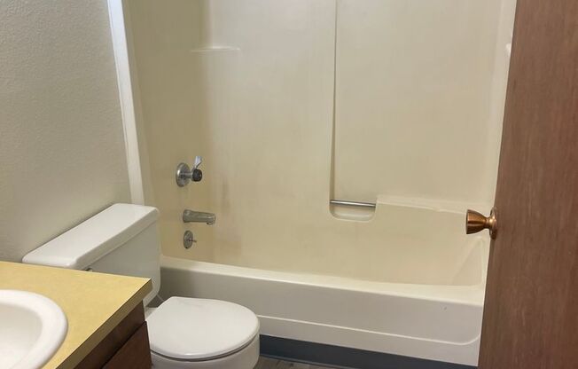 2 beds, 1 bath, 712 sqft, $1,050, Unit 38