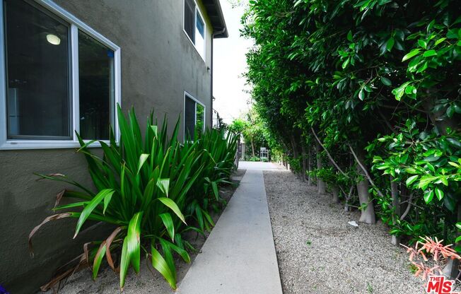 5533 W JEFFERSON BLVD