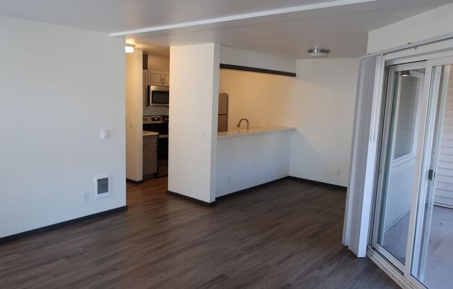 2 beds, 1.5 baths, 915 sqft, $2,395, Unit 203