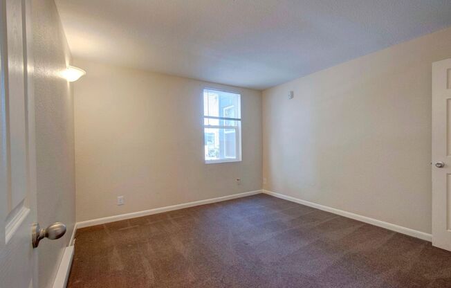 4 beds, 2 baths, 1,300 sqft, $5,200, Unit 203