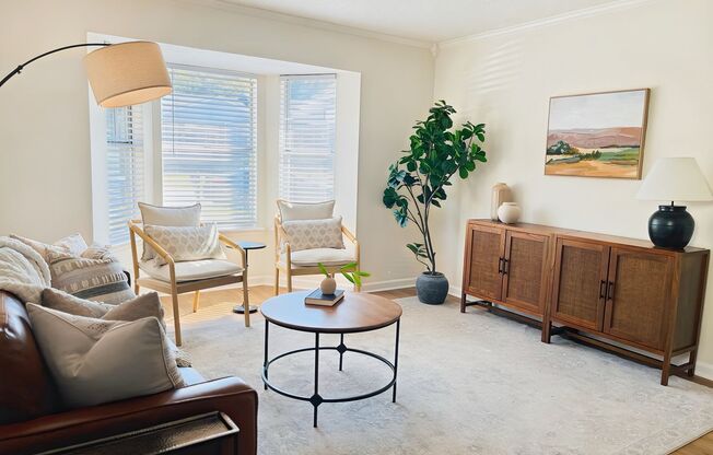 Donelson townhome off Elm Hill Pike. End unit with fenced back yard, renovated, pet friendly available now.