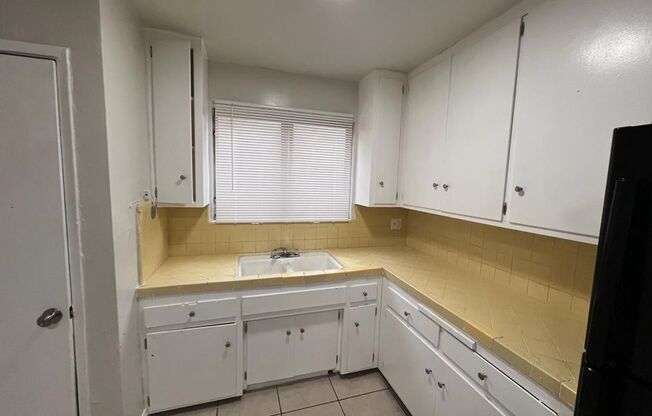 2 beds, 1 bath, $2,450