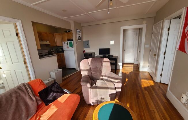 2 beds, 1 bath, $2,850, Unit 30