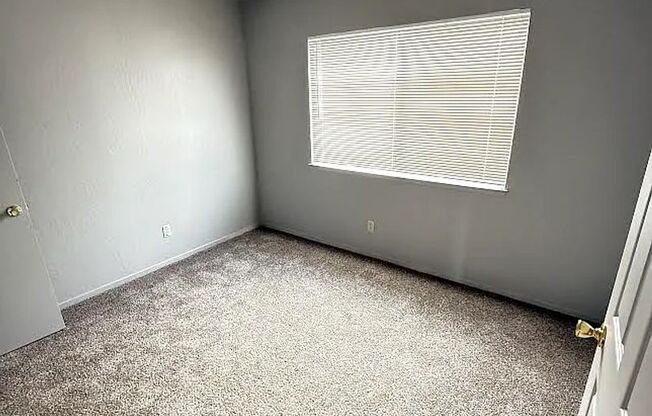 2bed/1bath unit brand new carpet