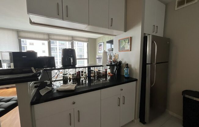 GOLD COAST - FANTASTIC 1BD/1BTH APARTMENT FOR RENT!