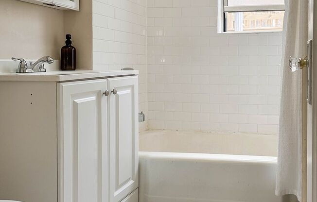 1 bed, 1 bath, 720 sqft, $1,975, Unit 1932-2