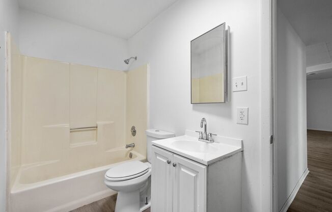 2 beds, 1 bath, 700 sqft, $999, Unit #201