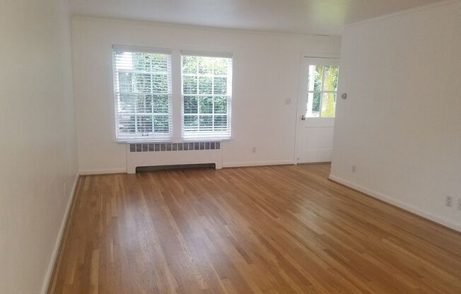 2 beds, 1 bath, 901 sqft, $1,929, Unit 22