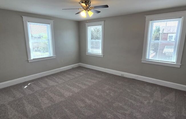 Huge 3-level 4 Bedroom - 2,500 sq/ft!