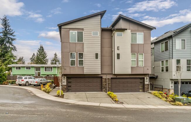 Modern Tri-Level 4BD/3.5BTH Townhouse in Lynnwood for Rent! Pet Friendly!