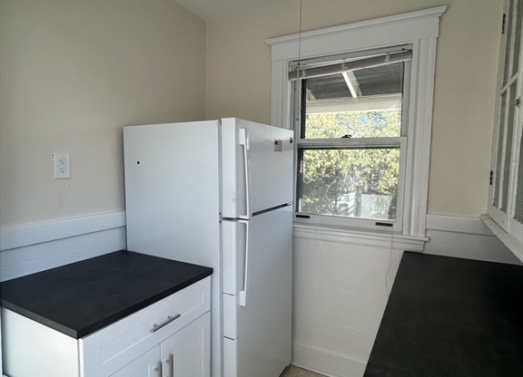 2 beds, 1 bath, 1,000 sqft, $2,400, Unit 2