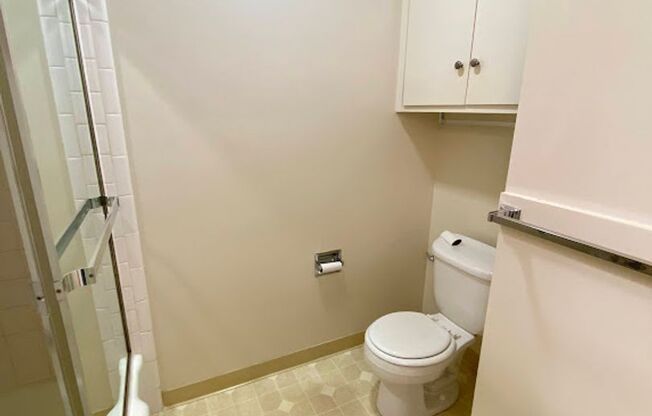 2 beds, 1 bath, $2,800, Unit 16