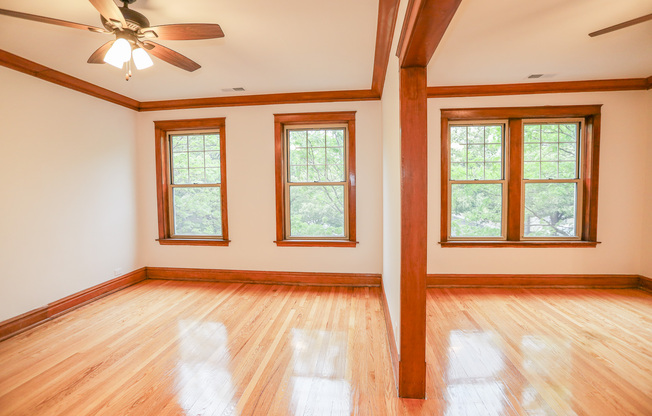 2121 W IRVING PARK