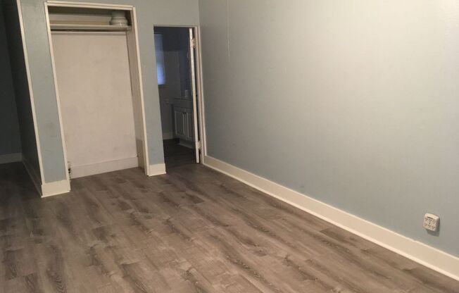 Studio, 1 bath, $1,100, Unit 1225 17th St W