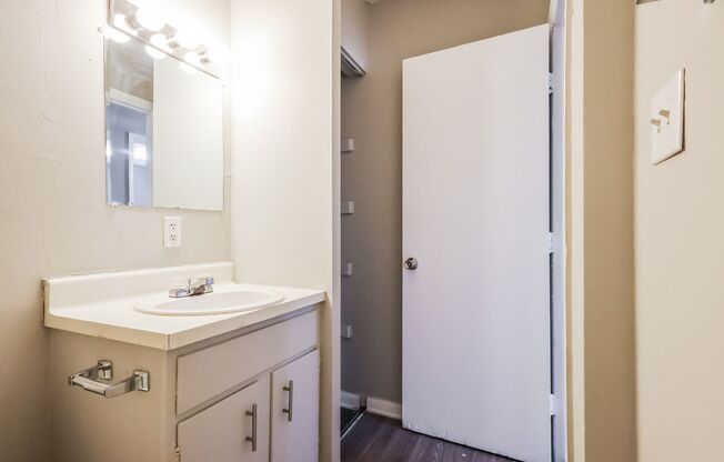 2 beds, 1 bath, 800 sqft, $745, Unit F12