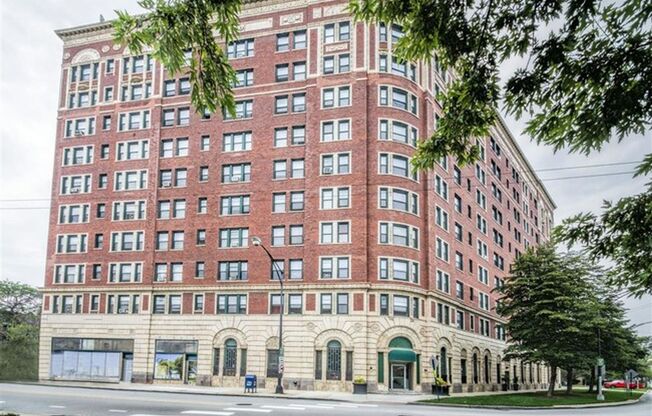 Stunning Large One Bedroom, Lake View, Elevator Building