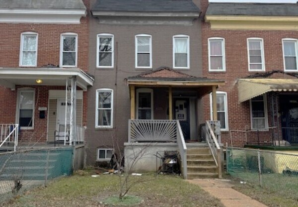 2843 W GARRISON AVE