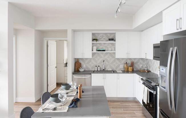 A modern kitchen with a dining table at Palma, Florida