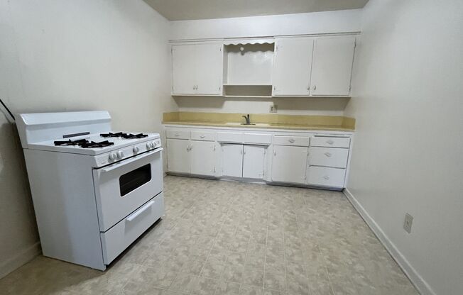 1 bed, 1 bath, 700 sqft, $1,150, Unit 10th St. - 7