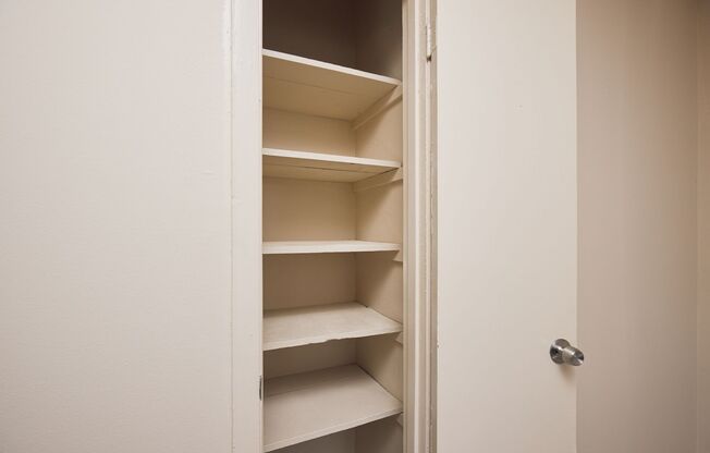 1 bed, 1 bath, 700 sqft, $950, Unit 1171 Woodland Ave #2