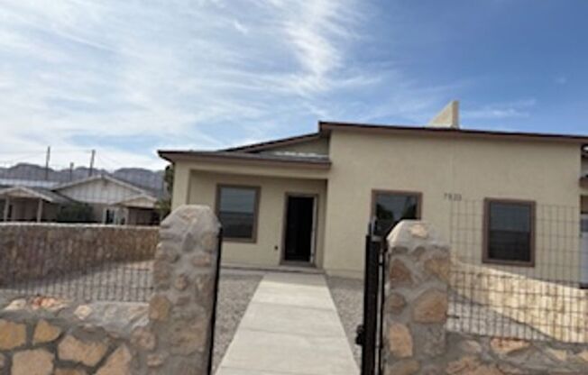 Beautiful 3-bedroom, 2-bathroom half a duplex located in the vibrant city of El Paso, close to Fort Bliss