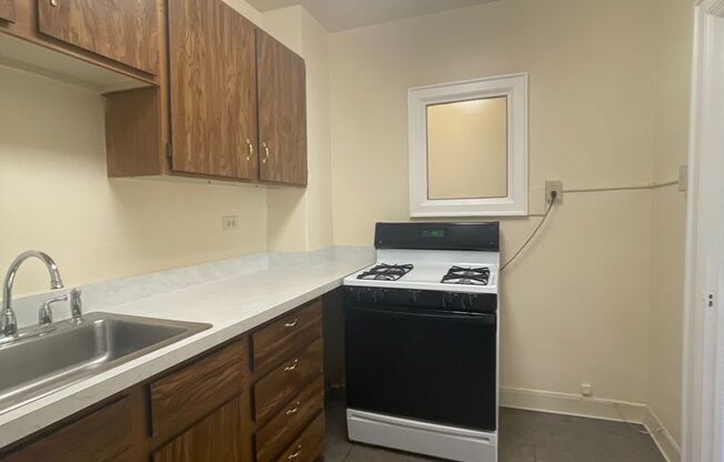 1 bed, 1 bath, 584 sqft, $1,250, Unit C-35