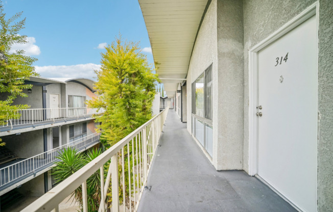 Sherman Garden Apts.. Gorgeous Newly Remodeled Apartments!! CALL NOW!