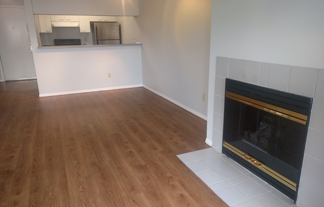 Beautiful 1BDR in the Heart of Upper Queen Anne w/ Huge Private Patio!!!