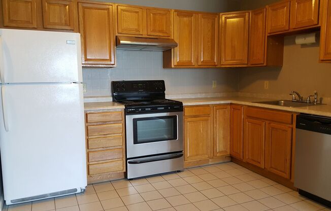 Beautiful 2bed 1 bath corner unit with River view! Elevator building with parking in a safe neighborhood.