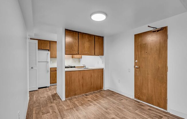 1 bed, 1 bath, 734 sqft, $1,450, Unit 821