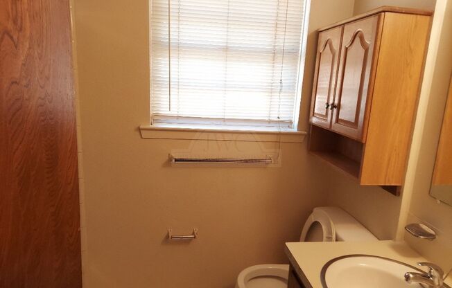 3 beds, 2 baths, $1,250