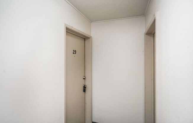 2 beds, 1 bath, 728 sqft, $1,400, Unit 825-29