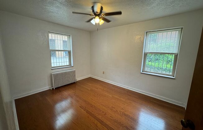 3 beds, 1 bath, $2,175, Unit 210C