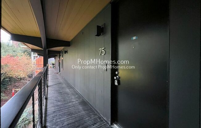 Gorgeous One Bedroom Lakeside Condo in Lake Oswego! Deposit Special!
