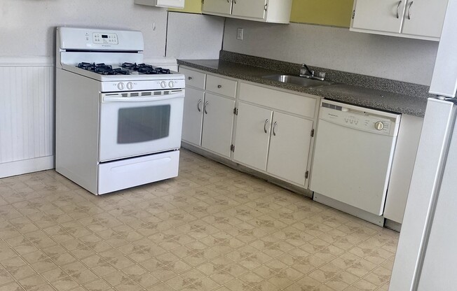 3 beds, 1 bath, 1,100 sqft, $2,850, Unit 3