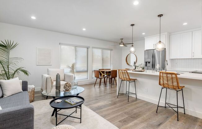 2 beds, 2 baths, 880 sqft, $3,995, Unit O