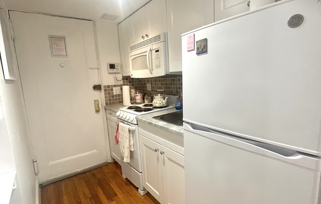 Studio, 1 bath, $3,750, Unit 4D