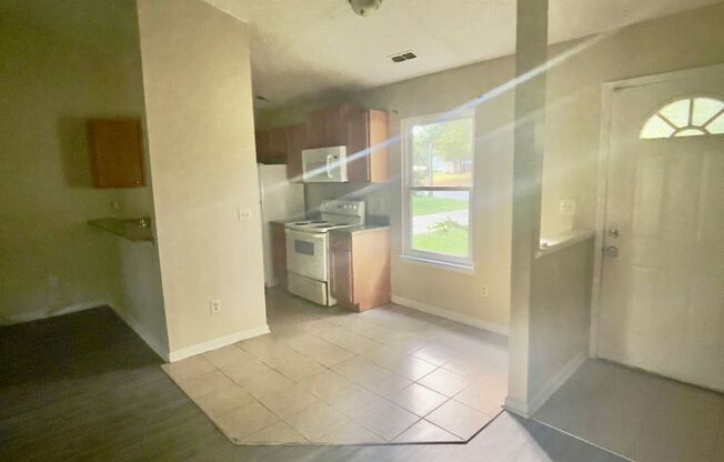 2 beds, 1 bath, $1,495