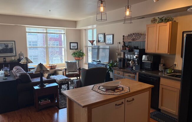 2 beds, 2 baths, 926 sqft, $1,600, Unit 301