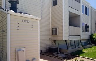 Cherry Creek Schools, 2 bed, 1 bath, 800 sf condo Great location off Havana and Exposition Ave.